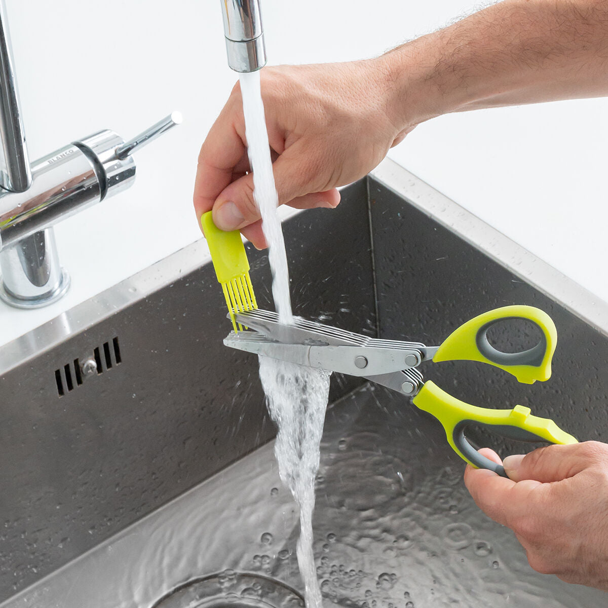 Sax för finhackning av kryddor och örter