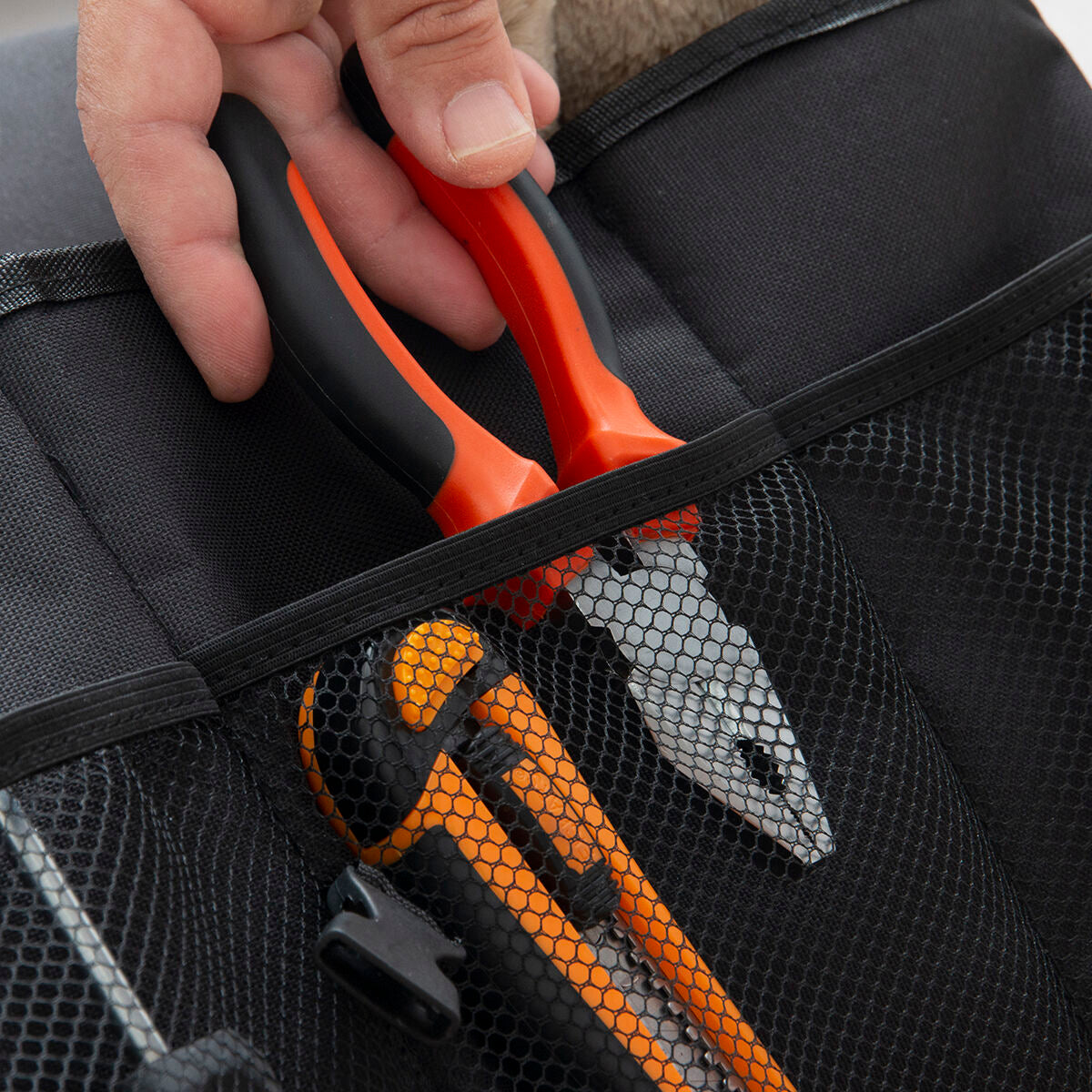 Vikbar förvaring för bilbaklucka